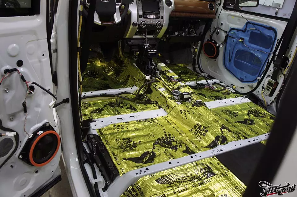 Toyota Tundra. Комплексная шумоизоляция салона. Полная замена акустической системы с изготовлением короба под сабвуфер.